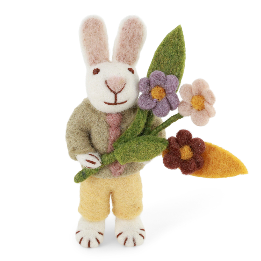 Gry & Sif weißer handgefilzter Hasi mit Kravatte und einem Blumenstrauß